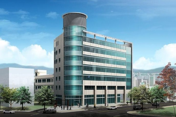 Experience relaxation at Jjimjilbang in Seoul where traditional and modern elements converge. Enjoy dry saunas and unwind in serene surroundings perfect for a rejuvenating escape.